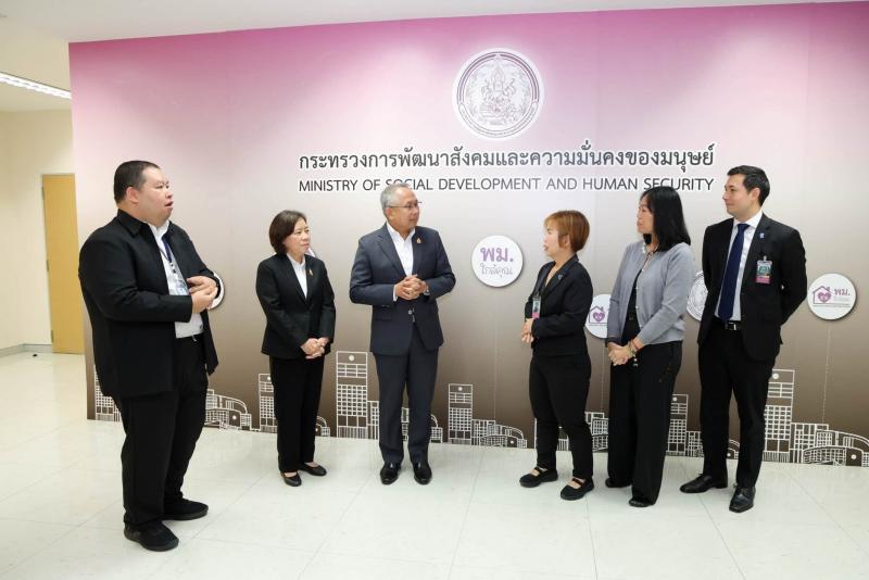ปลัด พม. มอบเงินบร�