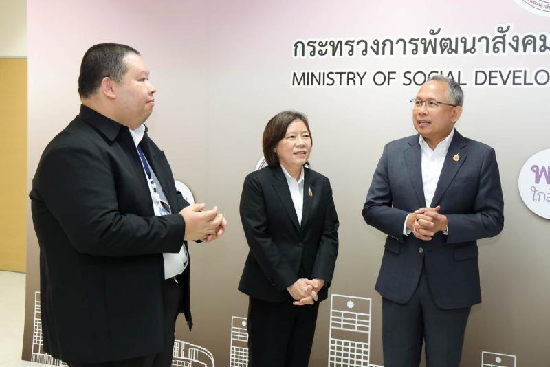 ปลัด พม. มอบเงินบร�