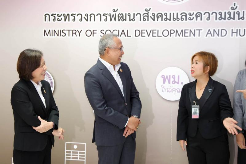 ปลัด พม. มอบเงินบร�
