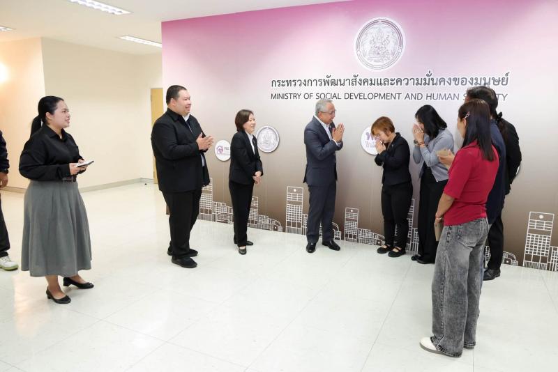 ปลัด พม. มอบเงินบร�
