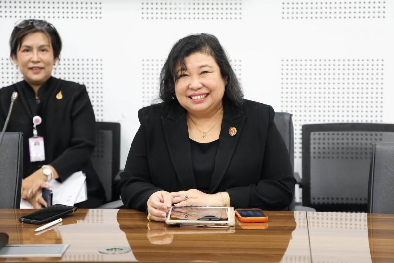 นางศิริลักษณ์ มีม�