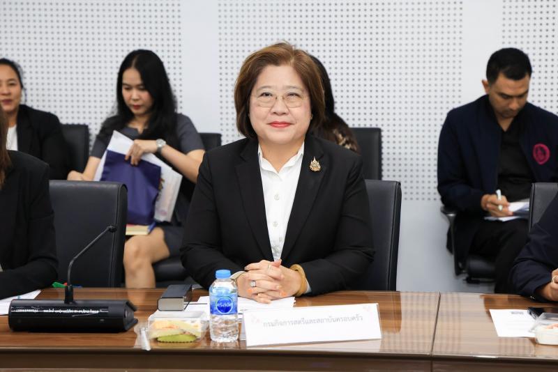 นางเตือนใจ คงสมบั�