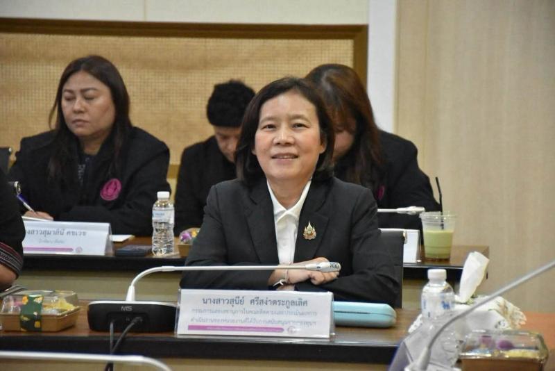นางระรินทิพย์ ศิโ�
