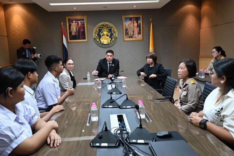 รมว.พม. มอบโอวาทพร�