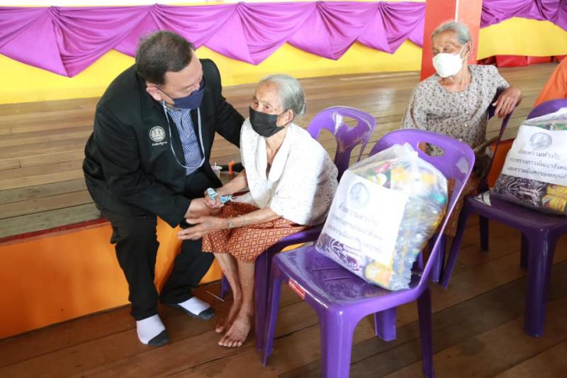รมว.พม. ลงพื้นที่เ�