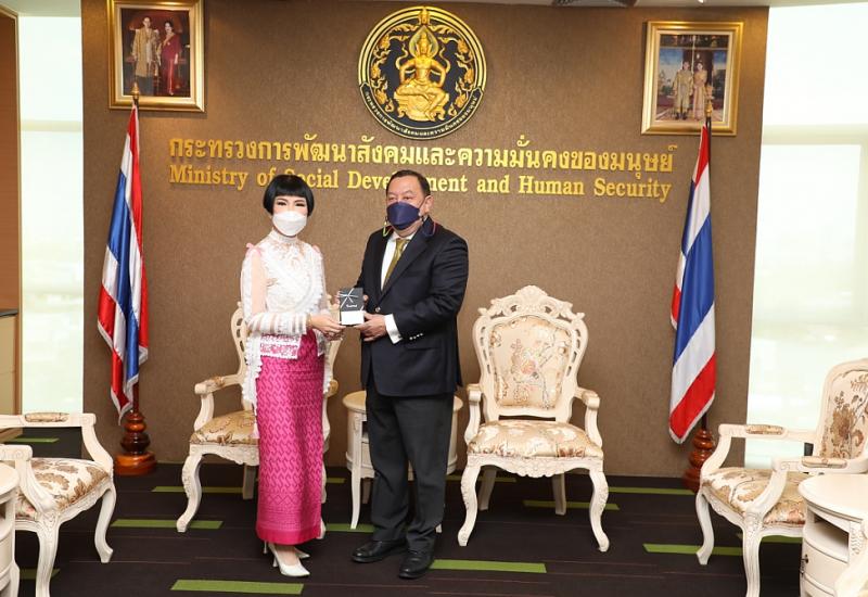 รมว.พม.ให้การต้อนร
