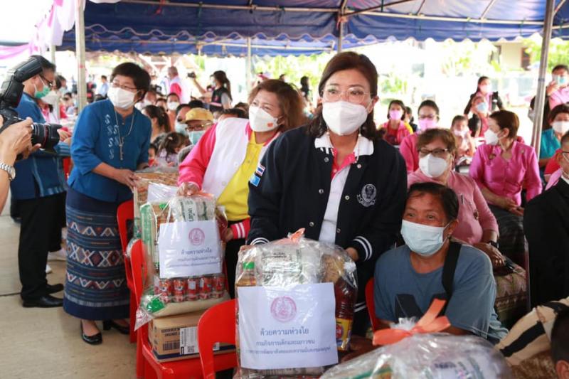 รมว.พม.พร้อมด้วยคณ