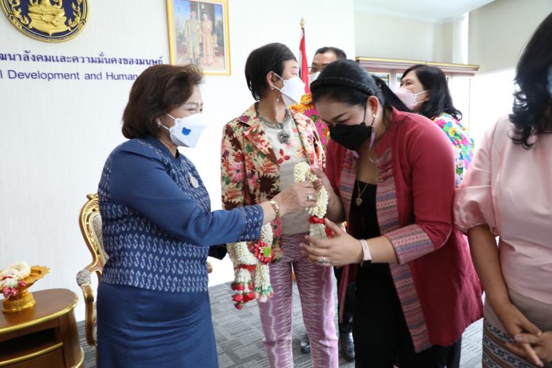 ปลัดพม. ให้ผู้บริห
