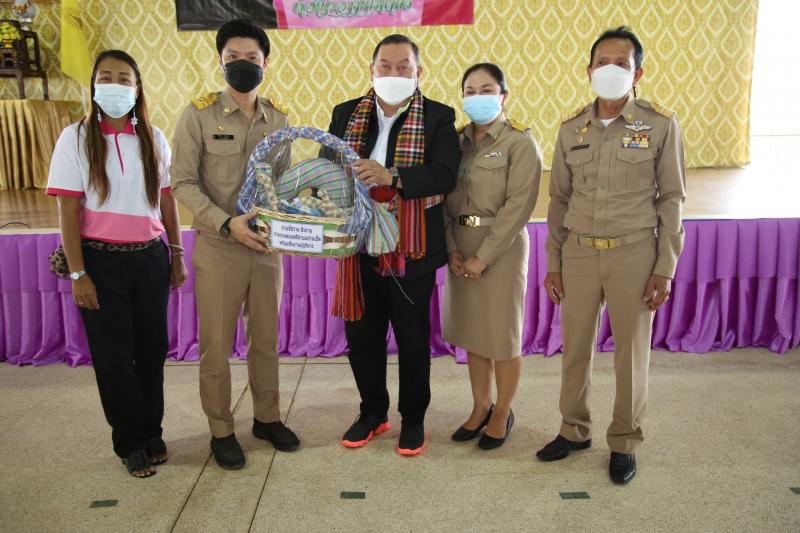รมว.พม.พร้อมด้วยปล