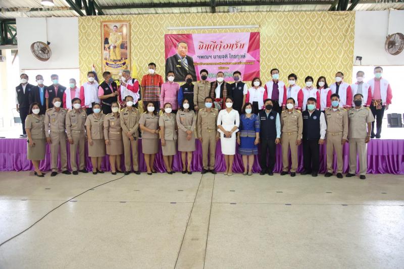 รมว.พม.พร้อมด้วยปล