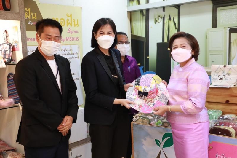 ปลัดพม. รับมอบของบ