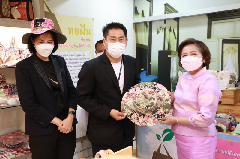 ปลัดพม. รับมอบของบ