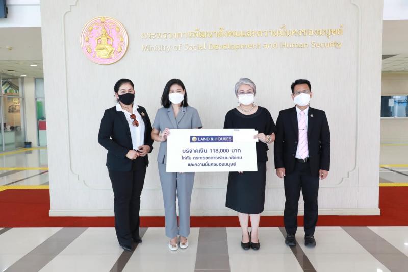 รองปลัดพม.รับมอบเ�