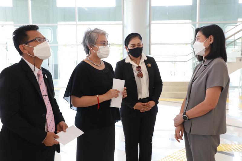 รองปลัดพม.รับมอบเ�