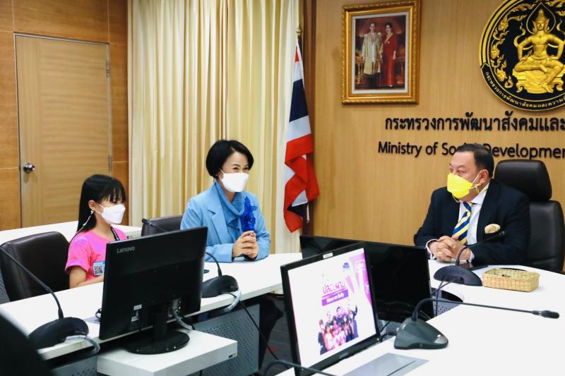 รมว.พม.ให้ทีมงาน เ�