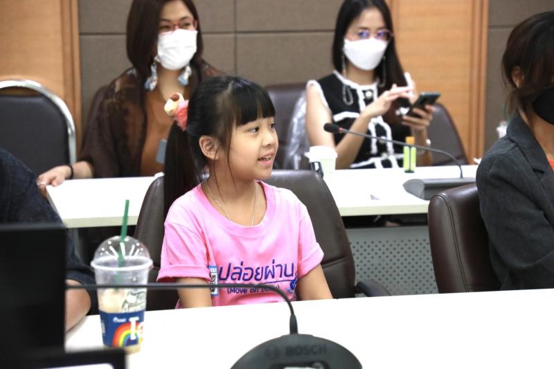 รมว.พม.ให้ทีมงาน เ�