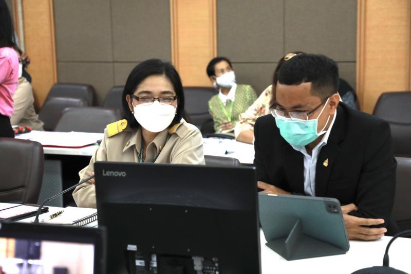 รมว.พม.ให้ทีมงาน เ�