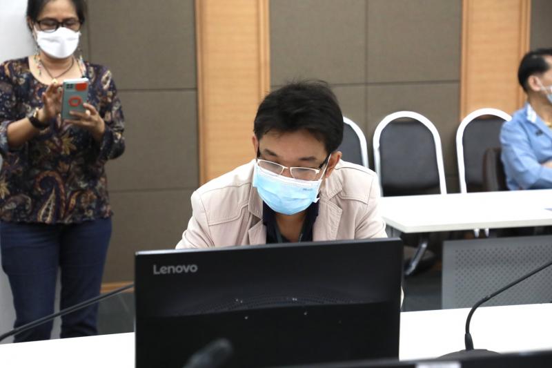 รมว.พม.ให้ทีมงาน เ�