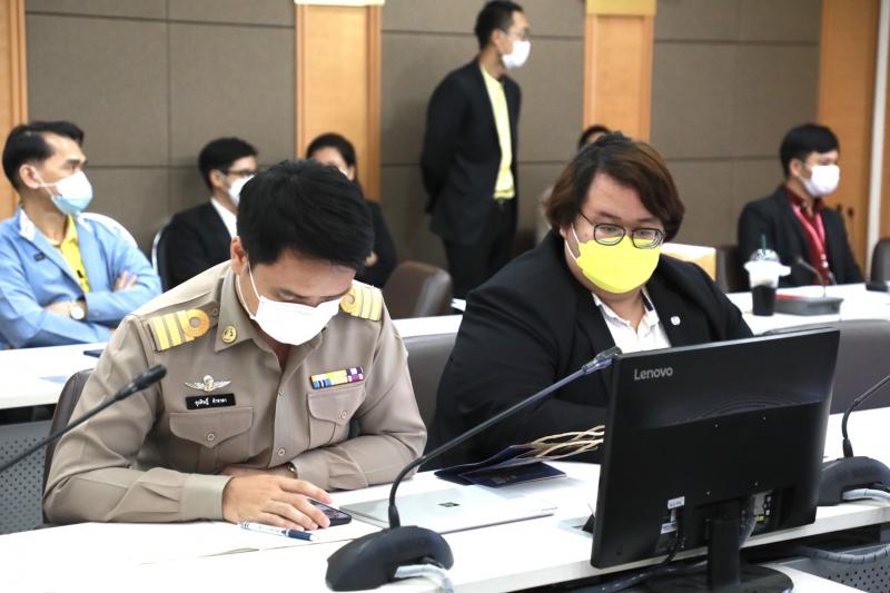 รมว.พม.ให้ทีมงาน เ�
