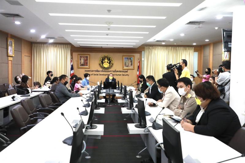 รมว.พม.ให้ทีมงาน เ�