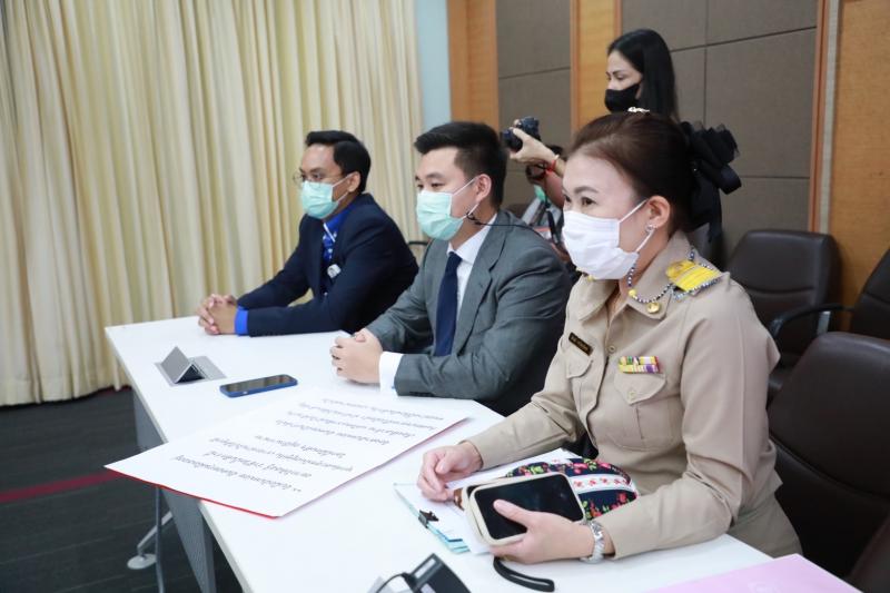 รมว.พม.ให้ทีมงาน เ�
