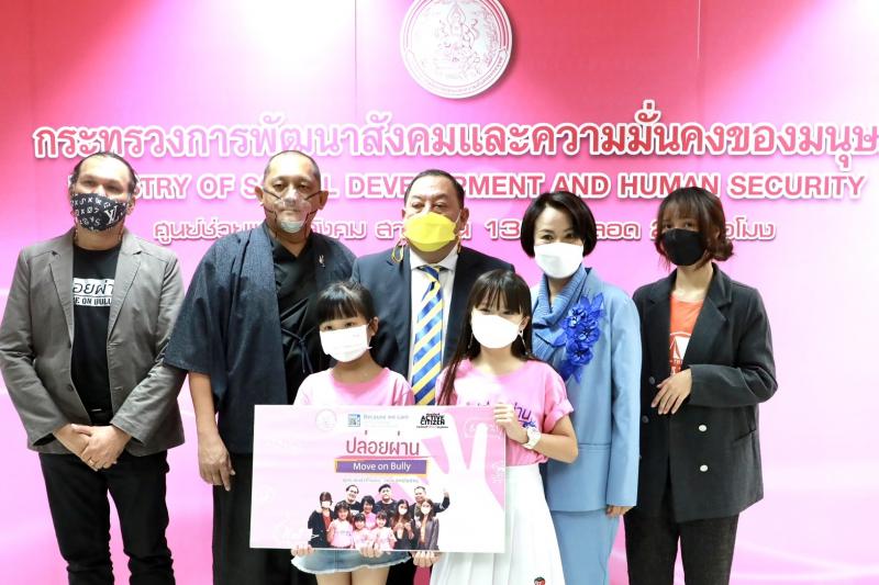 รมว.พม.ให้ทีมงาน เ�