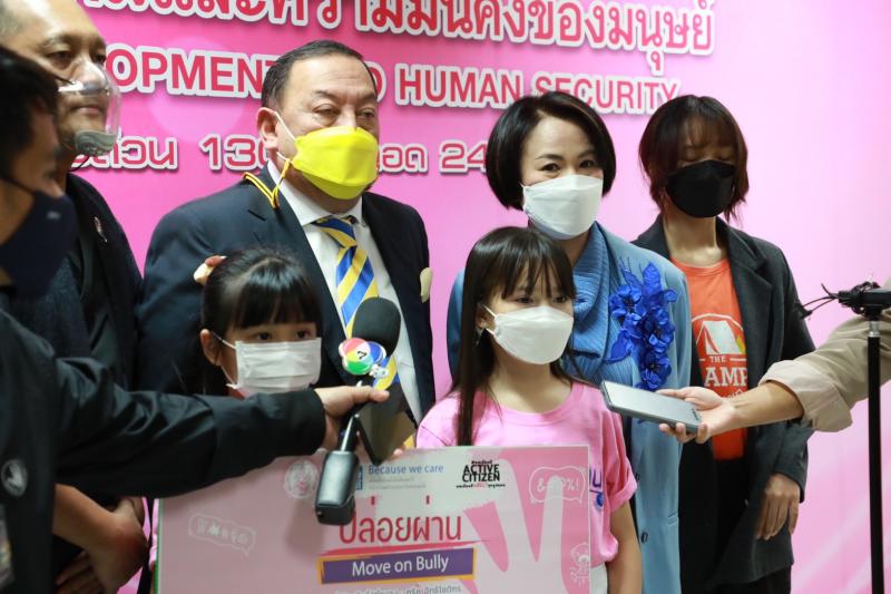 รมว.พม.ให้ทีมงาน เ�
