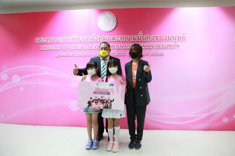 รมว.พม.ให้ทีมงาน เ�