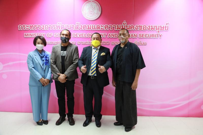 รมว.พม.ให้ทีมงาน เ�