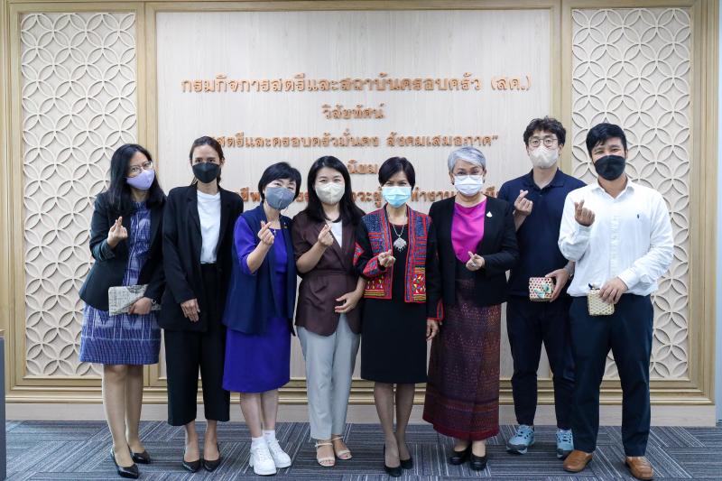 รองปลัดพม.ให้สัมภ�