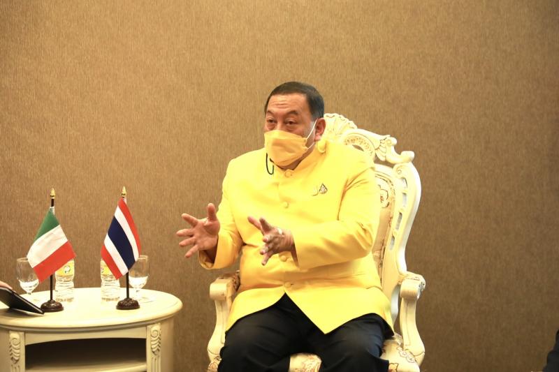 รมว.พม.พร้อมด้วยปล