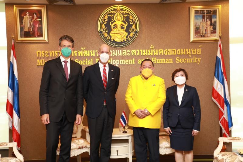 รมว.พม.พร้อมด้วยปล