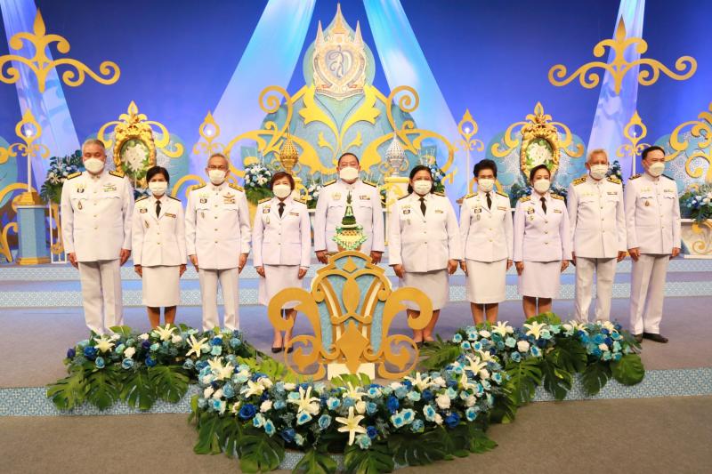 รมว.พม.พร้อมด้วยปล