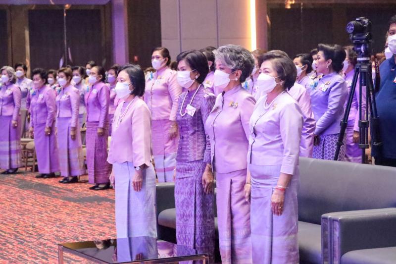 ปลัดพม.มอบเข็มสตร�