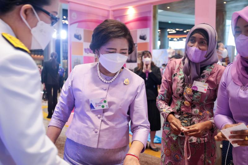 ปลัดพม.มอบเข็มสตร�