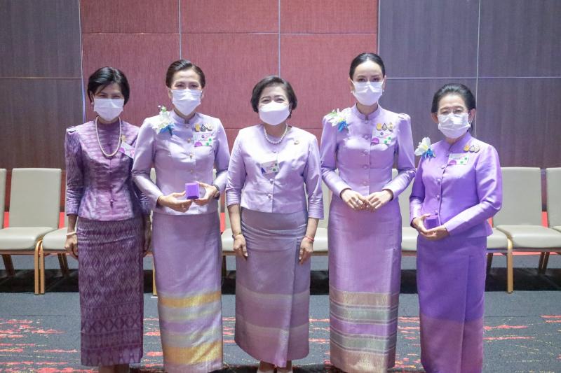 ปลัดพม.มอบเข็มสตร�