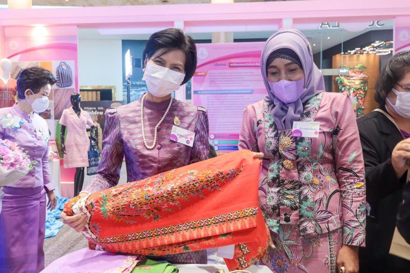 ปลัดพม.มอบเข็มสตร�