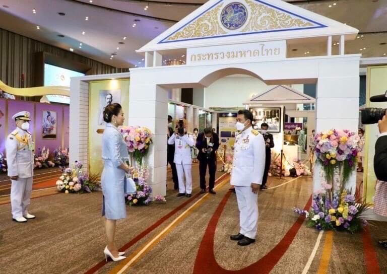 รมว.พม.พร้อมด้วยผู
