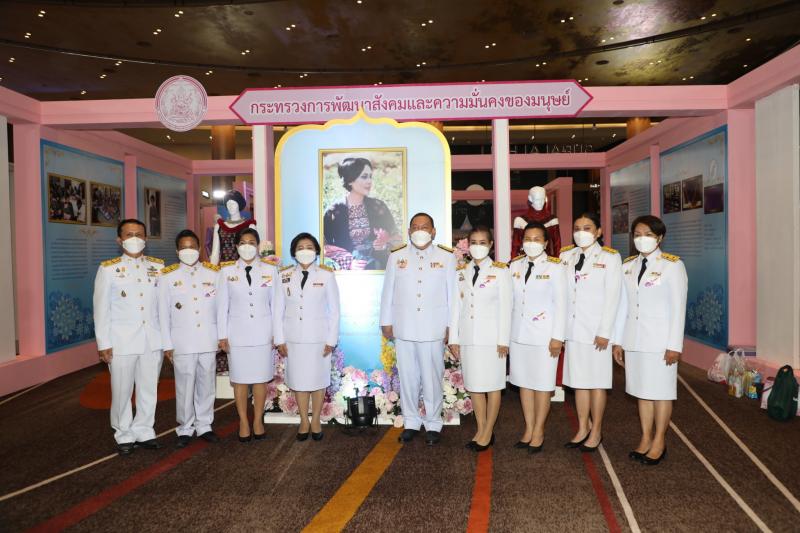 รมว.พม.พร้อมด้วยผู