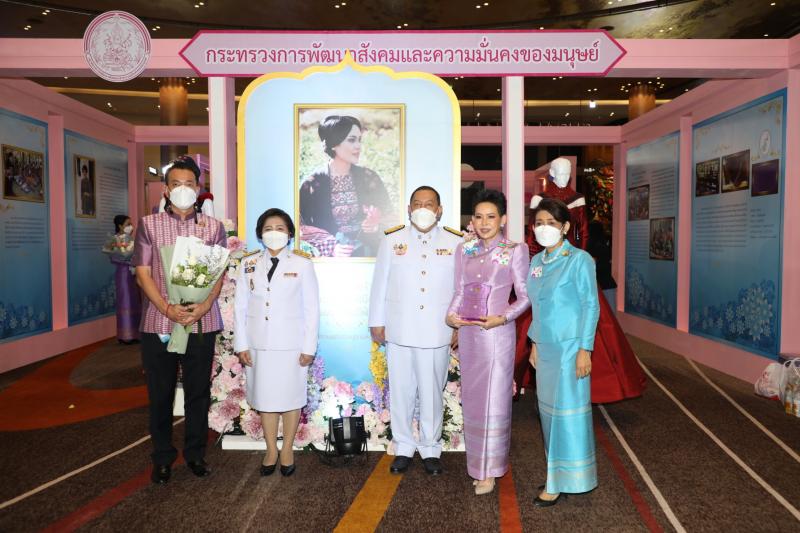 รมว.พม.พร้อมด้วยผู