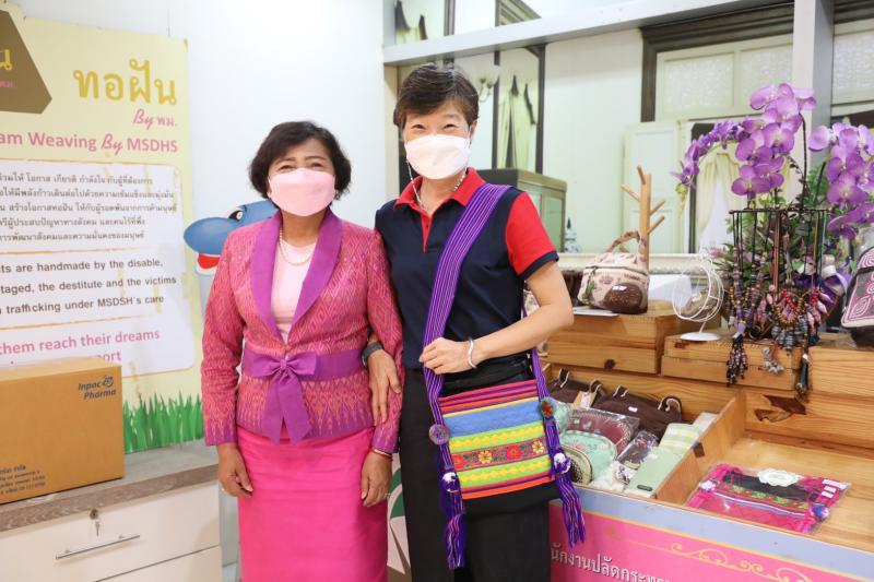 รองปลัดพม.รับมอบย�