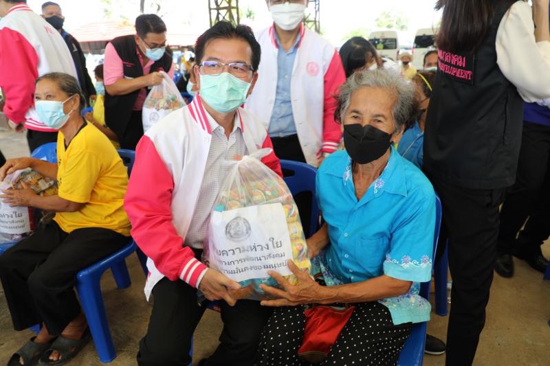 รมว.พม.พร้อมด้วยคณ