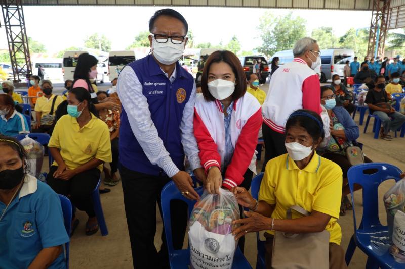 รมว.พม.พร้อมด้วยคณ