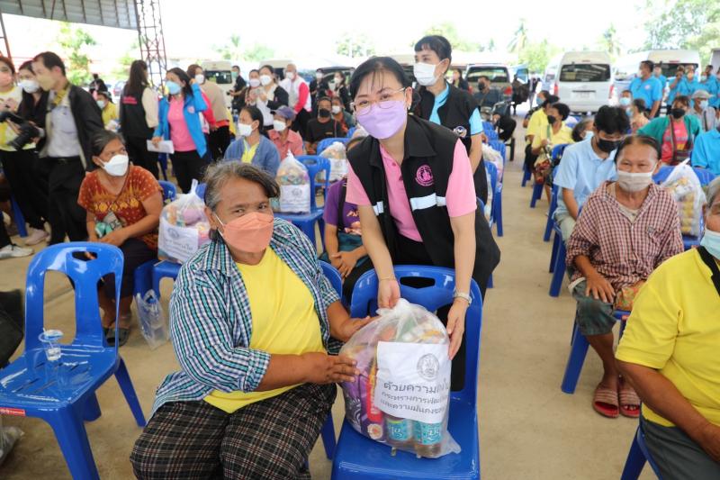 รมว.พม.พร้อมด้วยคณ