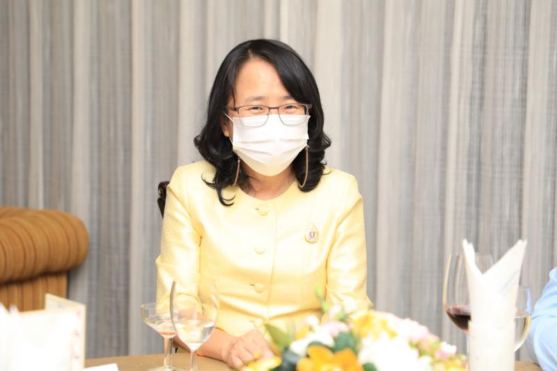 รมว.พม.พร้อมด้วยปล
