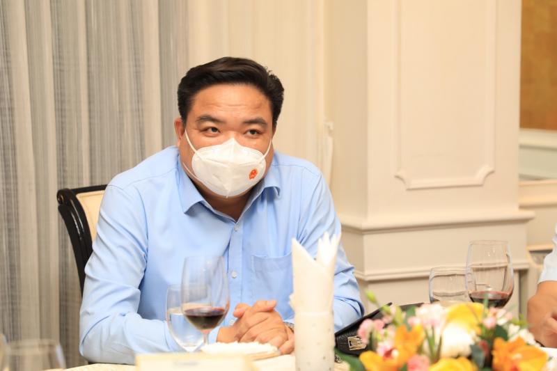 รมว.พม.พร้อมด้วยปล