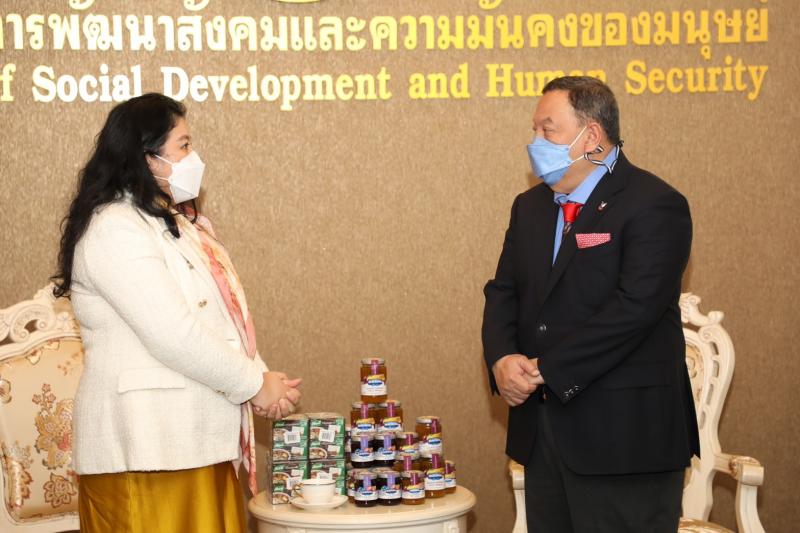 รมว.พม.รับมอบของบร
