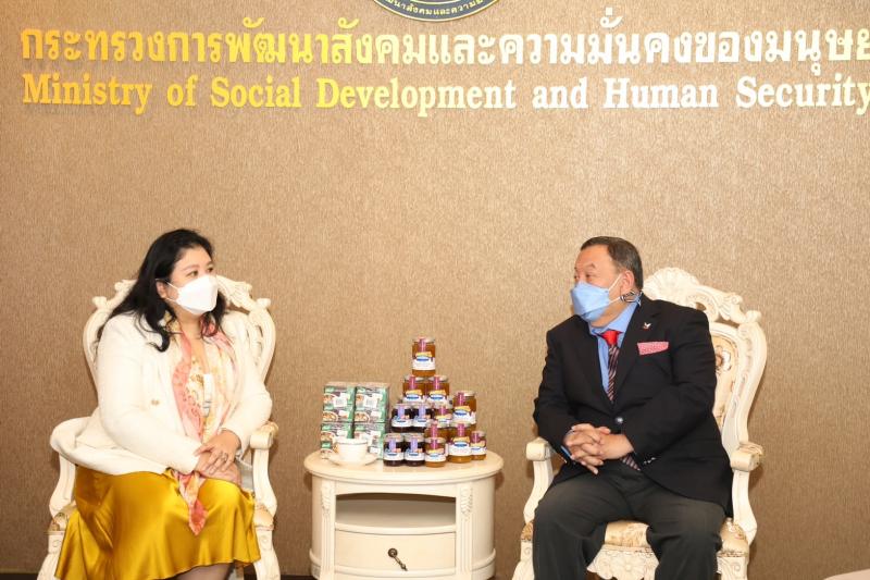 รมว.พม.รับมอบของบร