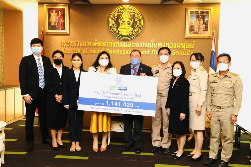 รมว.พม.รับมอบของบร