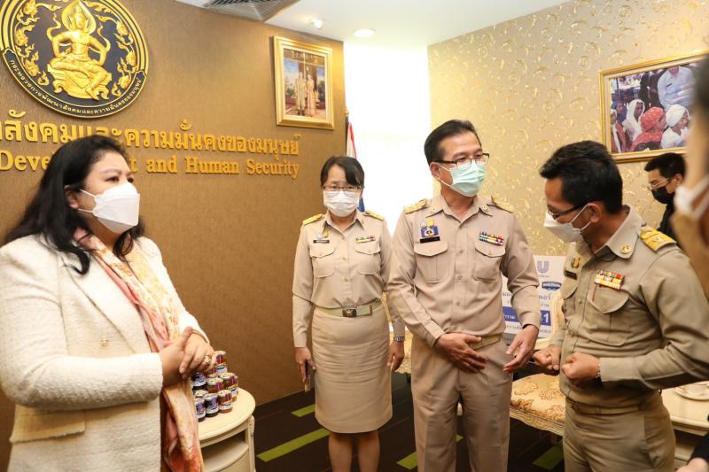 รมว.พม.รับมอบของบร